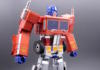 Ce Transformers d'Optimus Prime est pilotable à la voix et se transforme automatiquement.