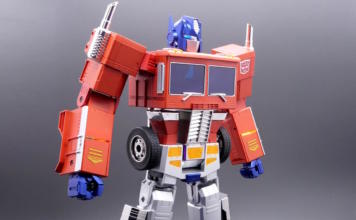 Ce Transformers d'Optimus Prime est pilotable à la voix et se transforme automatiquement.