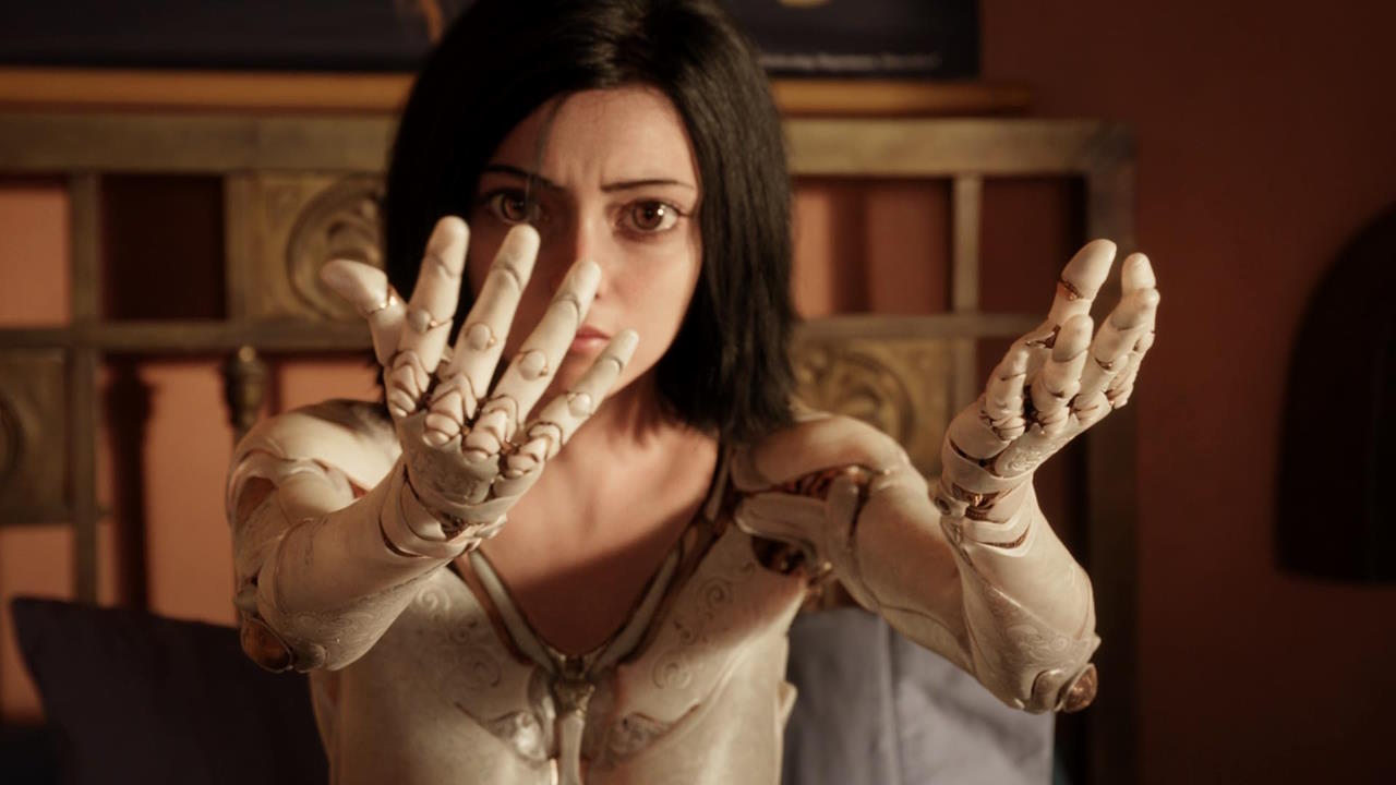 Alita découvre ses nouveaux bras et sa nouvelle identité.