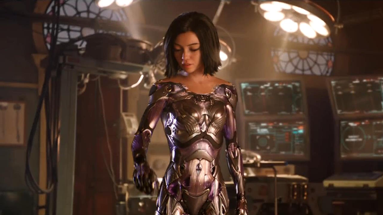 Alita nue découvre son nouveau corps cybernétique.