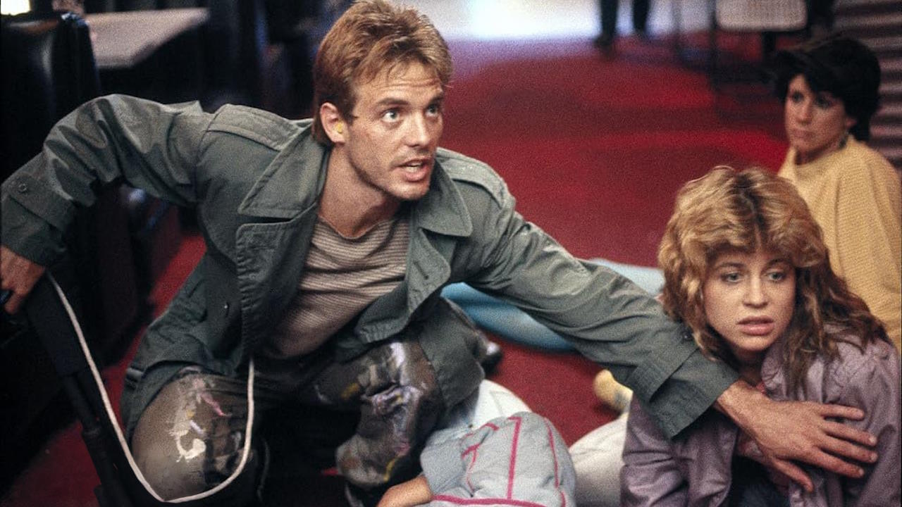 Kyle Reese (Michael Biehn) et Sarah Connor (Linda Hamilton) dans les rôles principaux du premier film Terminator.