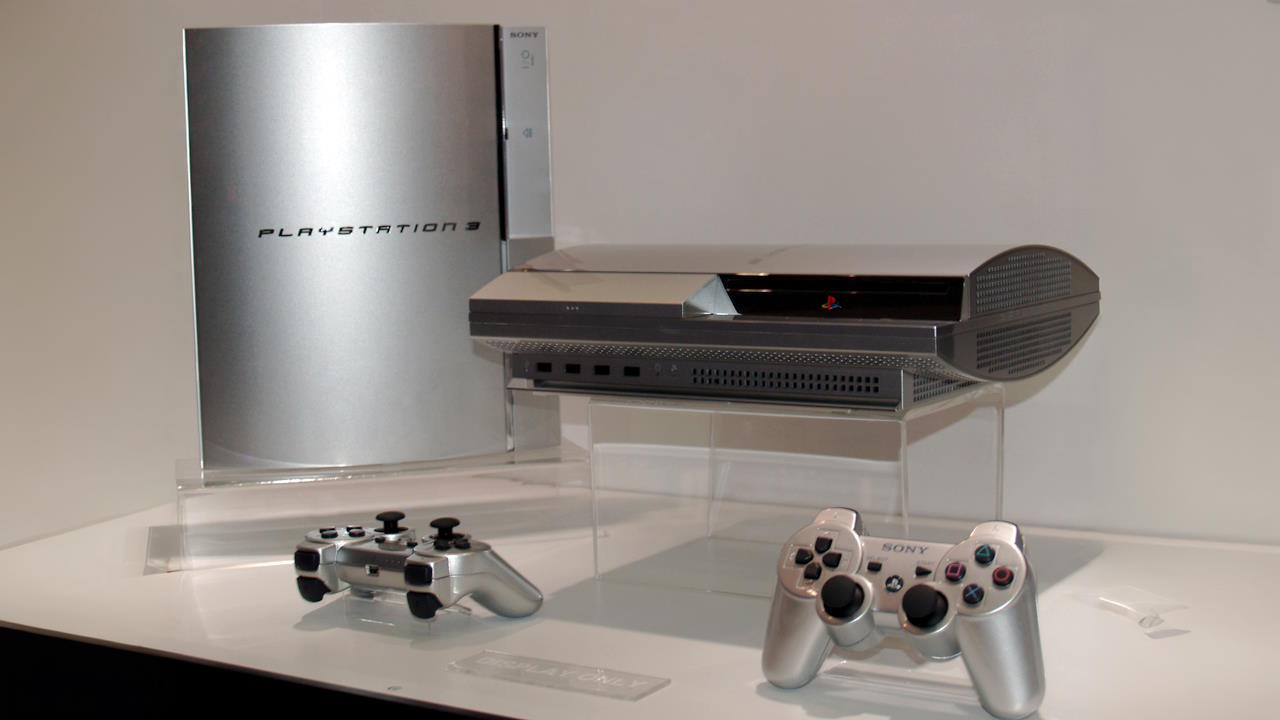 La PlayStation 3 Fat a été dévoilée la première fois au salon E3, en 2006.