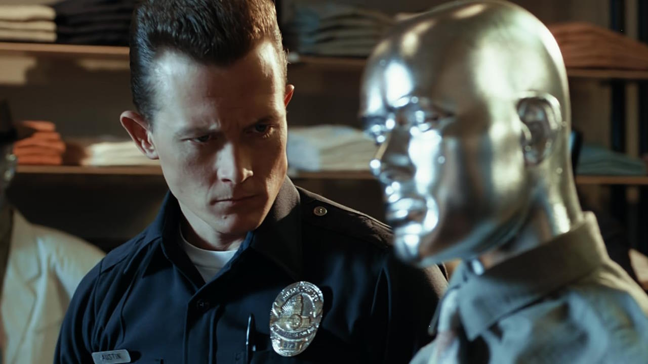 Robert Patrick incarne avec brio le T-1000, une machine bien plus avancée que le T-800 du premier film.