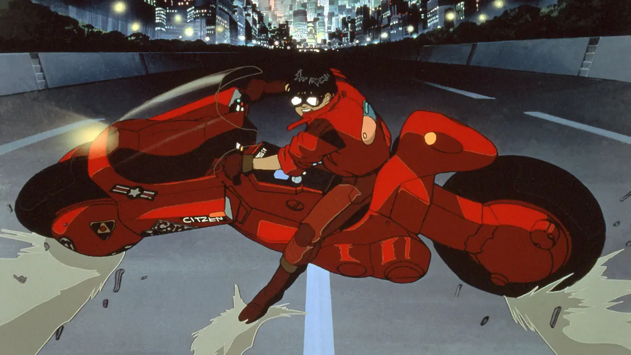 Sorti en 1988, Akira impressionne par sa richesse visuelle et sa mise en scène cinématographique. La moto rouge de Kaneda, devenue emblématique, incarne à elle seule l’impact culturel du film.