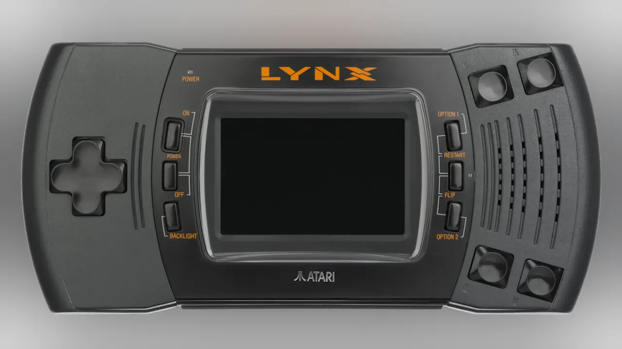 La console portable Atari Lynx II corrige le tir et propose un meilleur écran que la version précédente.