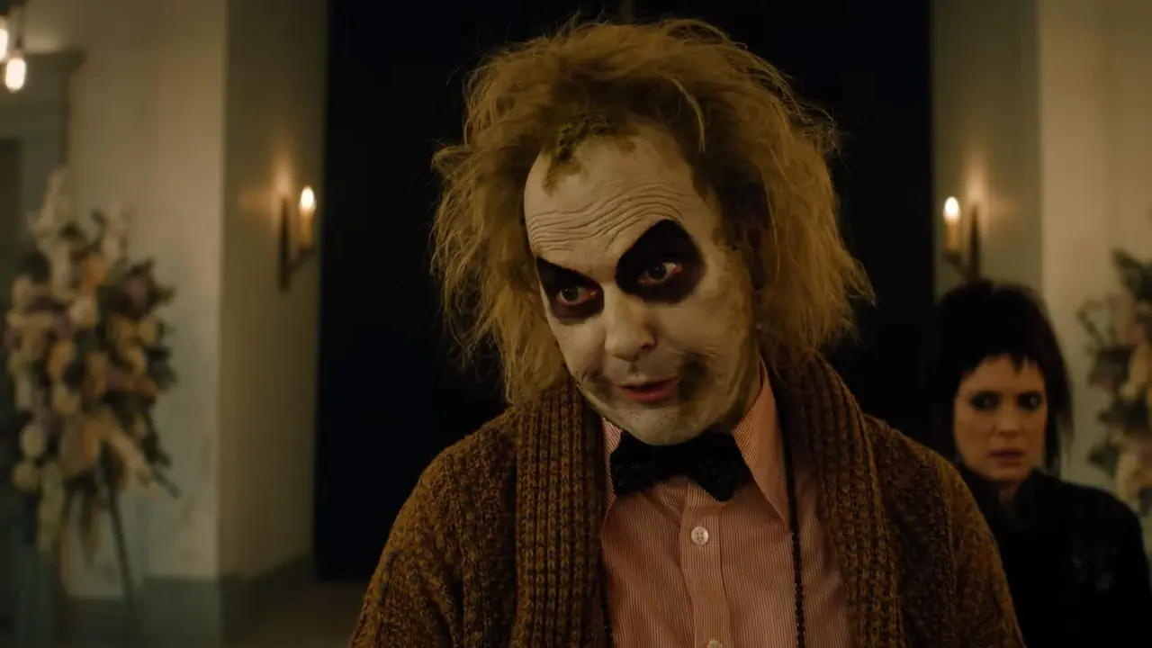 Michael Keaton reprend son rôle de Beetlejuice.