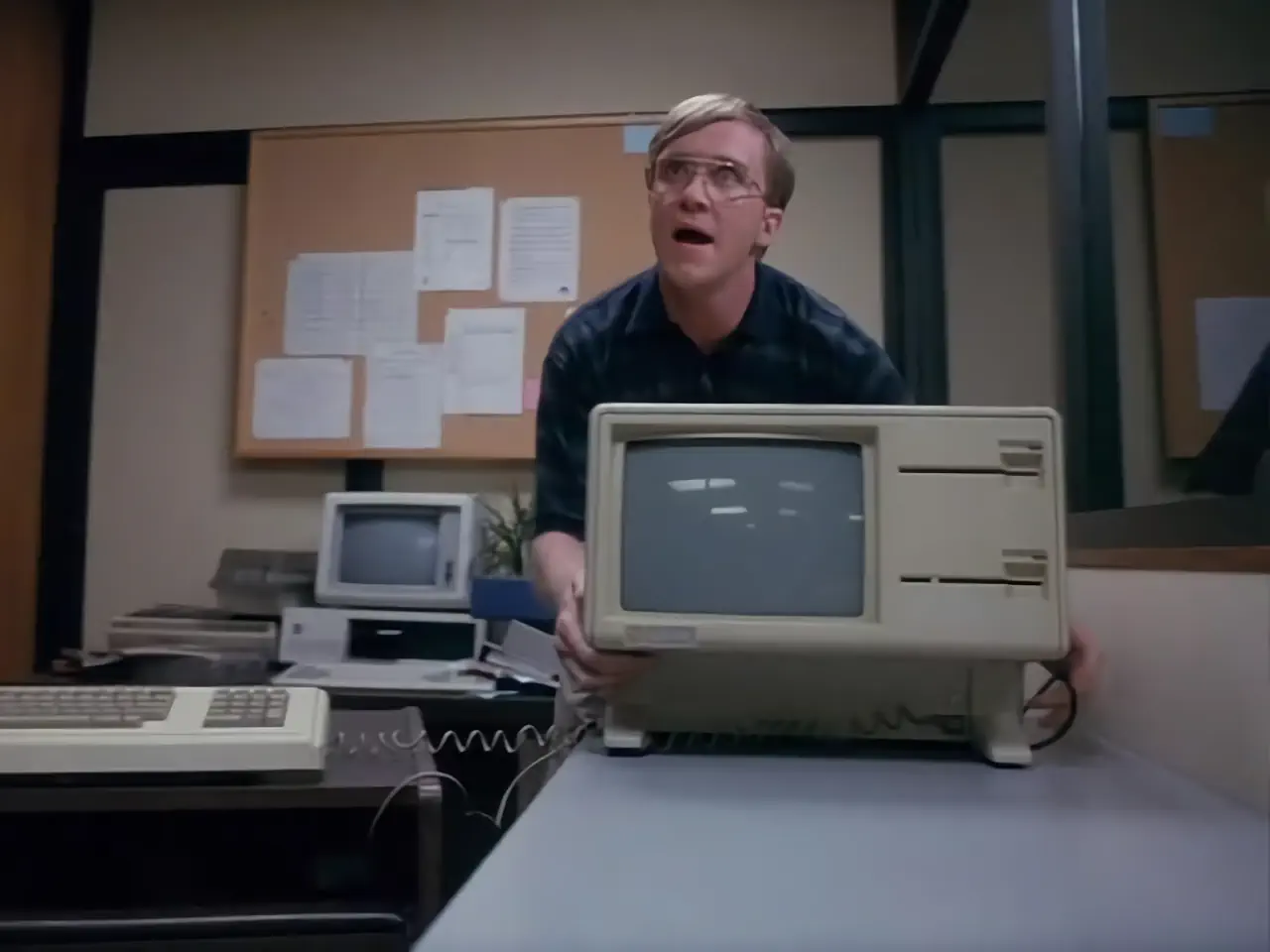 Anthony Michael Hall campe le rôle de Bill Gates dans le film Les Pirates de la Silicon Valley.