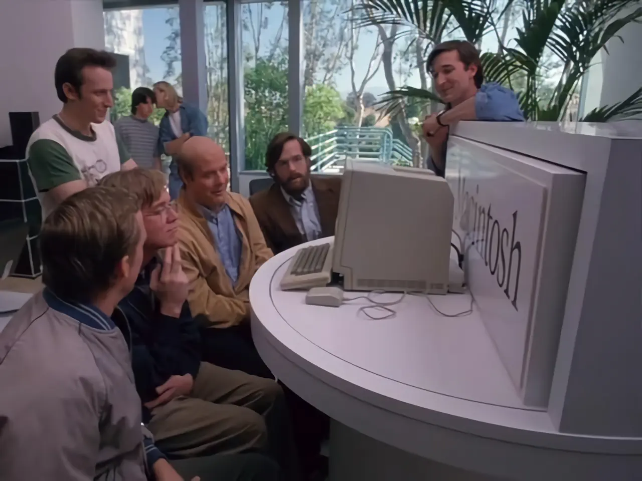 Le film Les Pirates de la Silicon Valley montre une scène surréaliste où l'équipe de Microsoft se rend chez Apple.