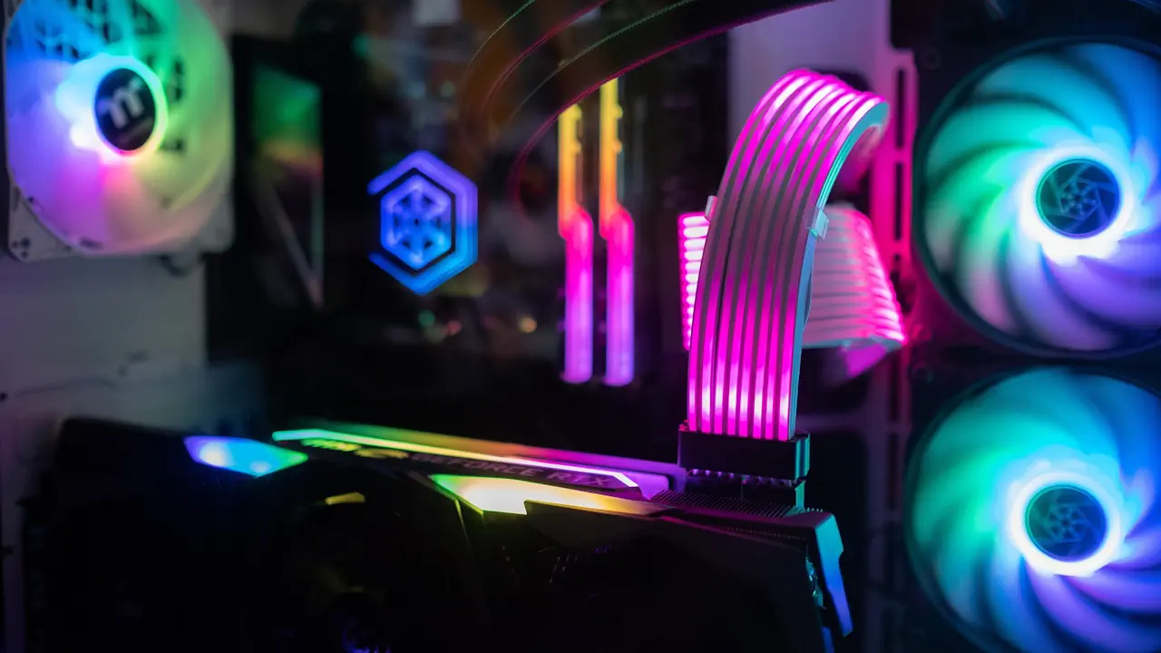 Un PC gaming vu de l'intérieur avec de nombreuses LED RGB.