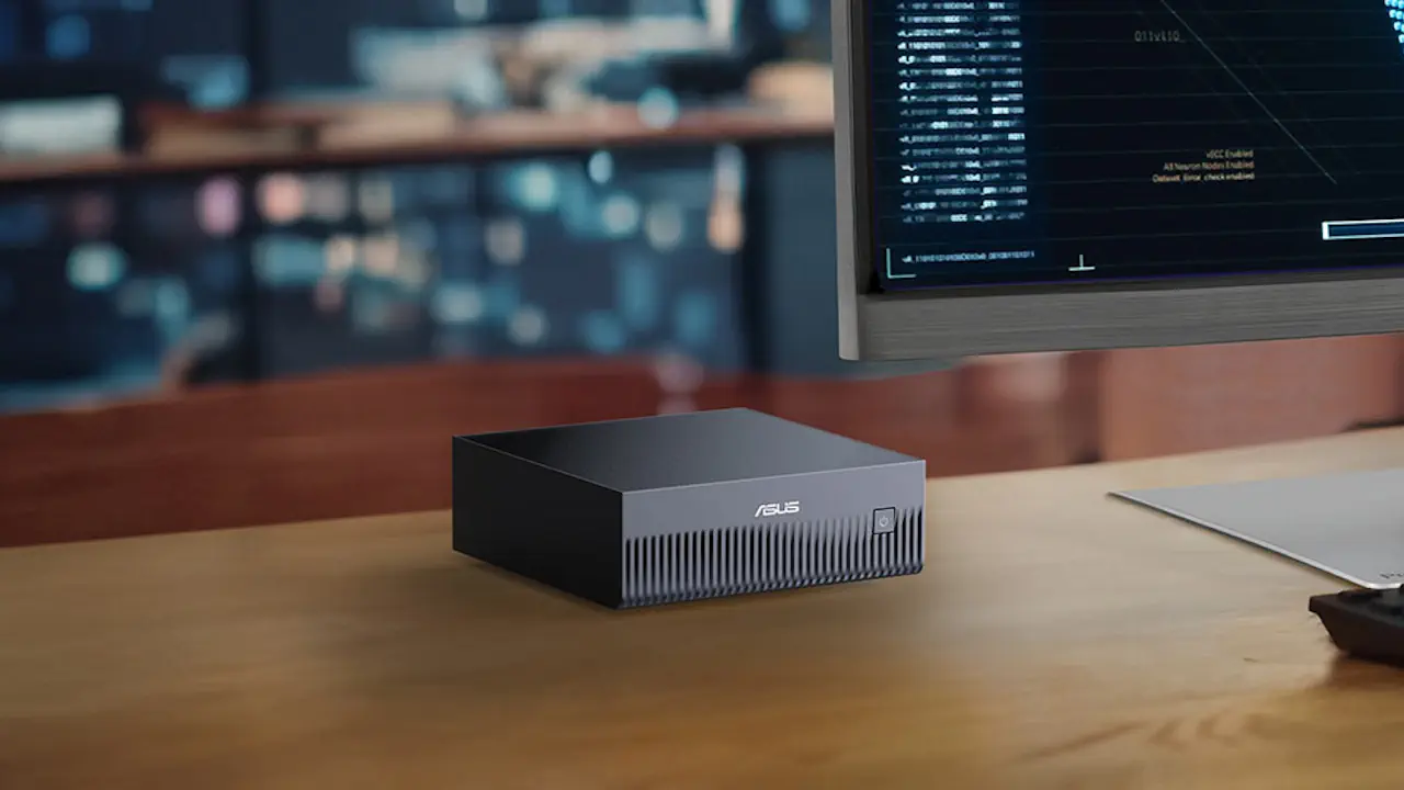 Le format compact du mini PC ASUS Ascent GX10 permet une intégration simplifié dans n'importe quel espace de travail.