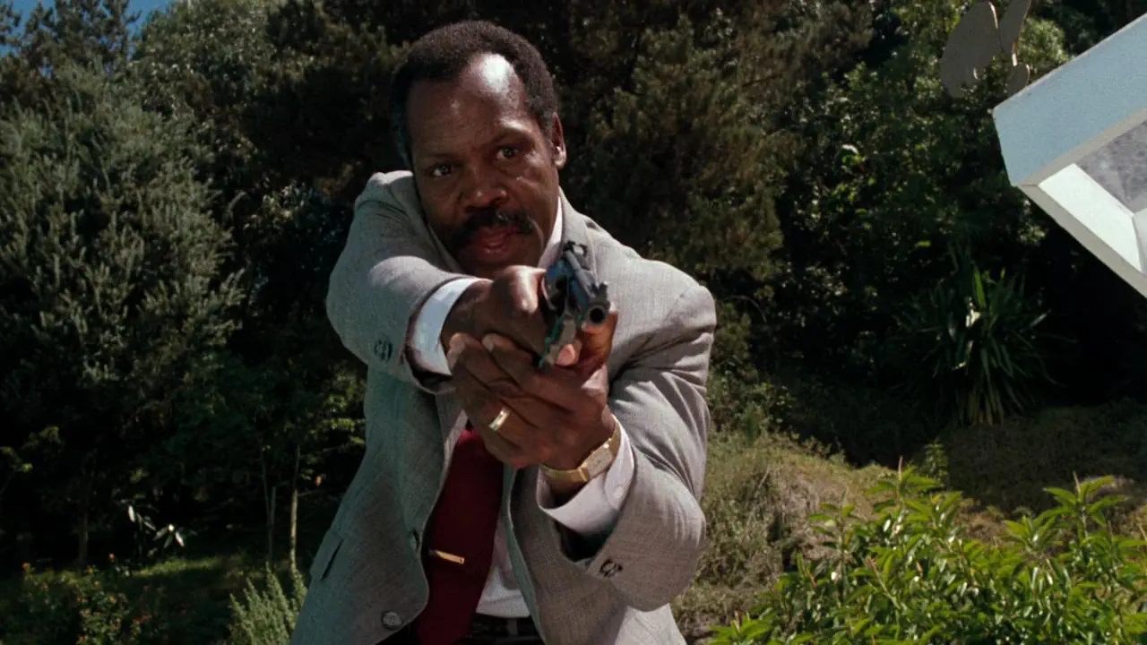 Danny Glover interprète le rôle de Roger Murtaugh.