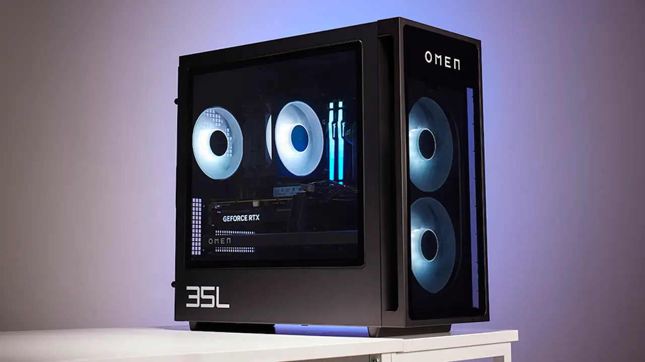 Avec son design sobre et élégant, le PC gamer HP OMEN 35L s'intègre facilement dans un setup gaming.