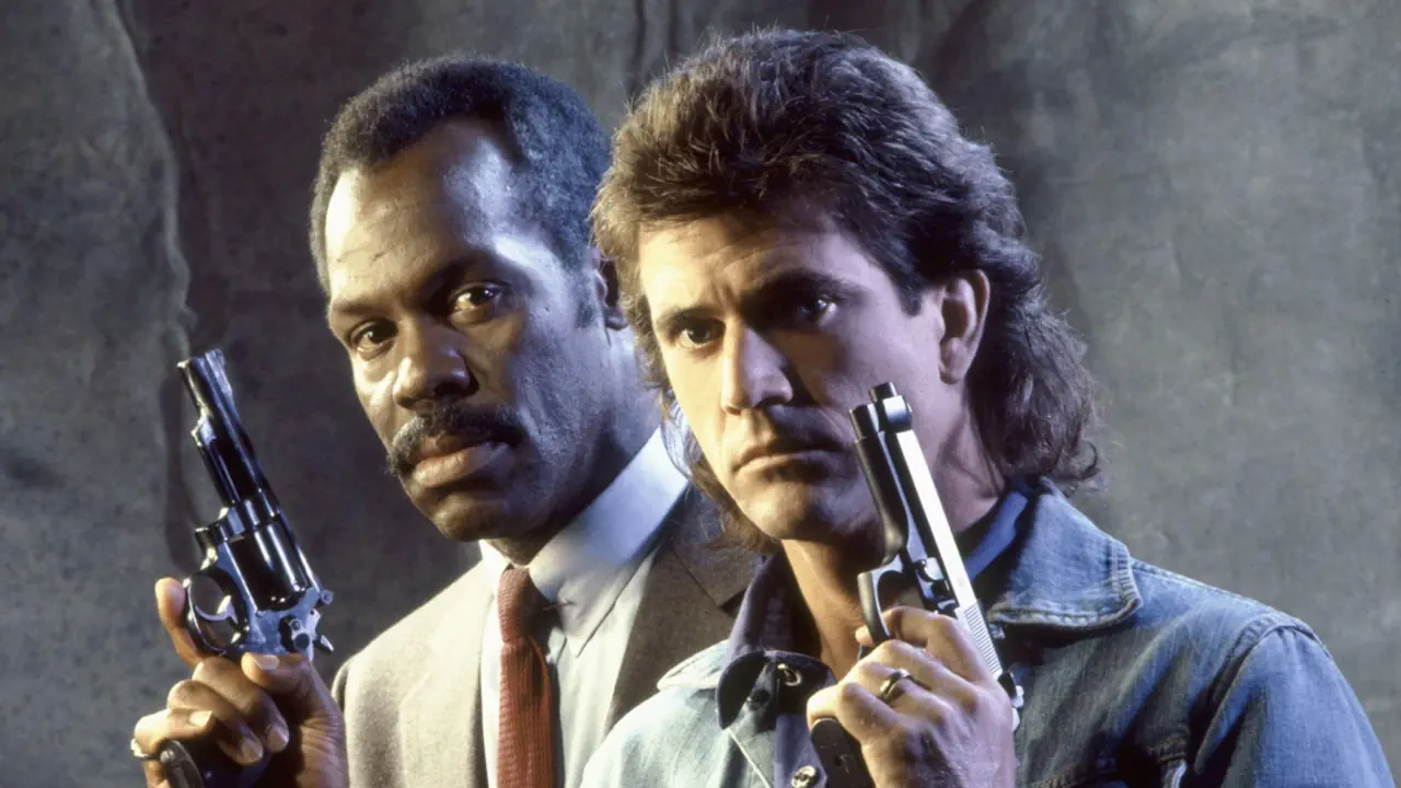 L'Arme fatale met en scène Mel Gibson et Danny Glover.
