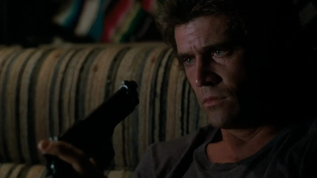 Mel Gibson joue le rôle de Martin Riggs, un personnage torturé.
