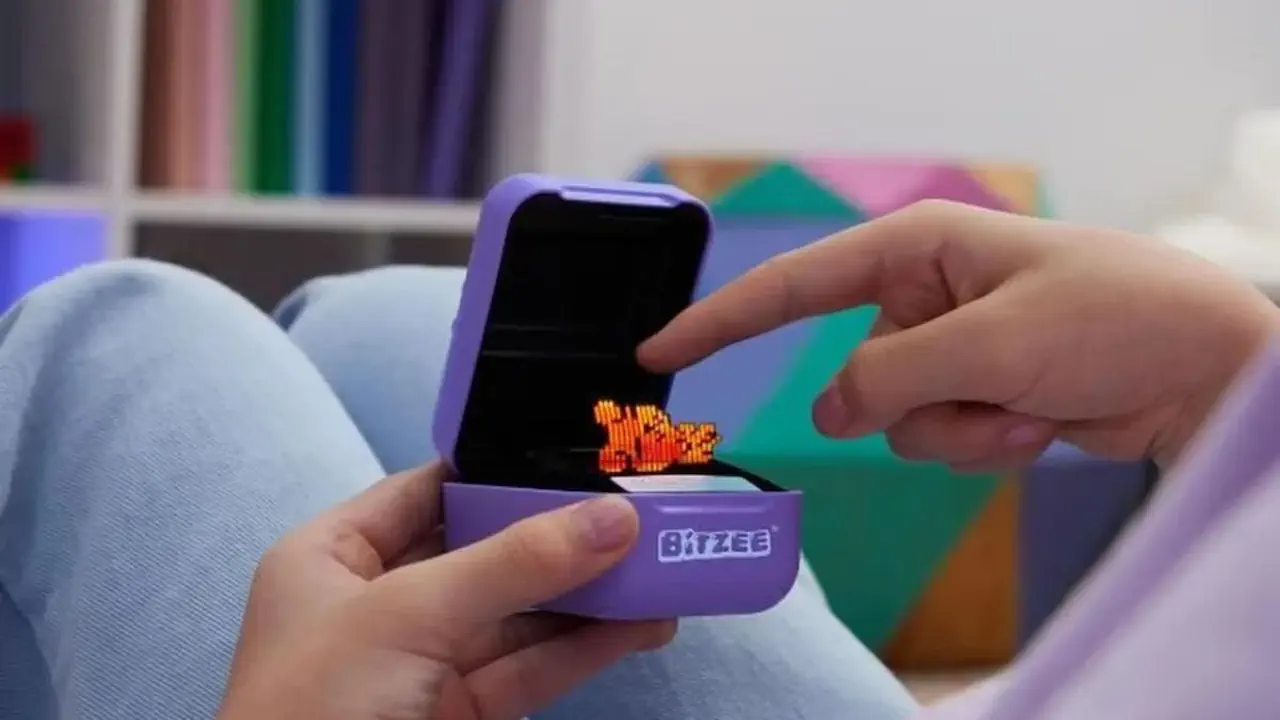 Idéal pour les enfants, le Bitzee apprend à s'occuper d'un animal virtuel.