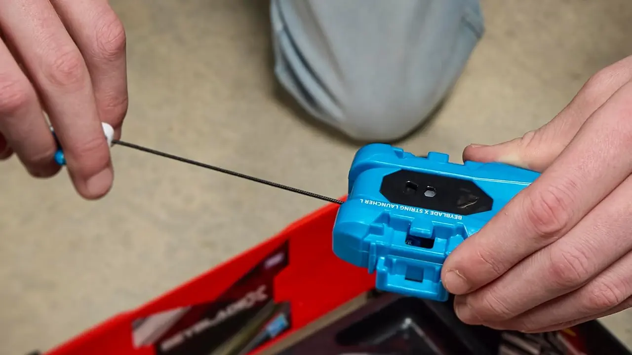 Les toupies Beyblade X sont fournies avec un lanceur pour donner une meilleure impulsion de départ.