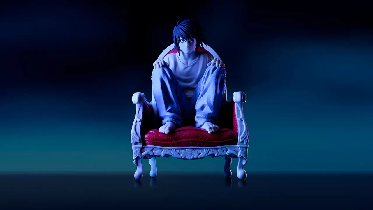 La figurine de L (15 cm) le représente accroupi sur son fauteuil, dans sa pose emblématique. Fidèle au personnage, elle reflète son intelligence hors norme et son attitude singulière.