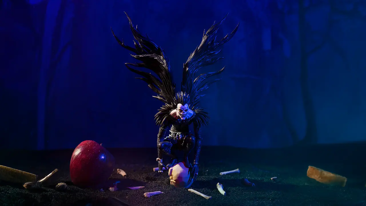 Ryuk s’impose avec cette figurine de 30 cm aux ailes déployées, fidèle à son allure surnaturelle. Son sourire effrayant et les textures travaillées en font une pièce phare de la collection Death Note.