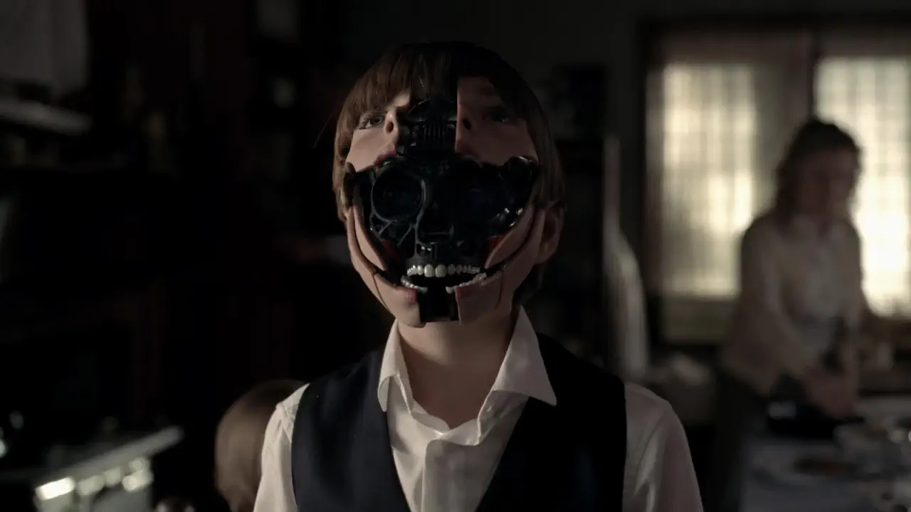 Oliver Bell en Android qui dévoile son véritable visage.