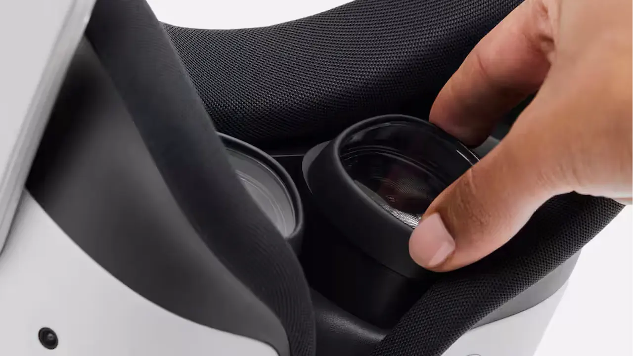 Les verres correcteurs pour casque VR sont faciles à mettre en place. Ils peuvent se clipser ou proposer un système magnétique.