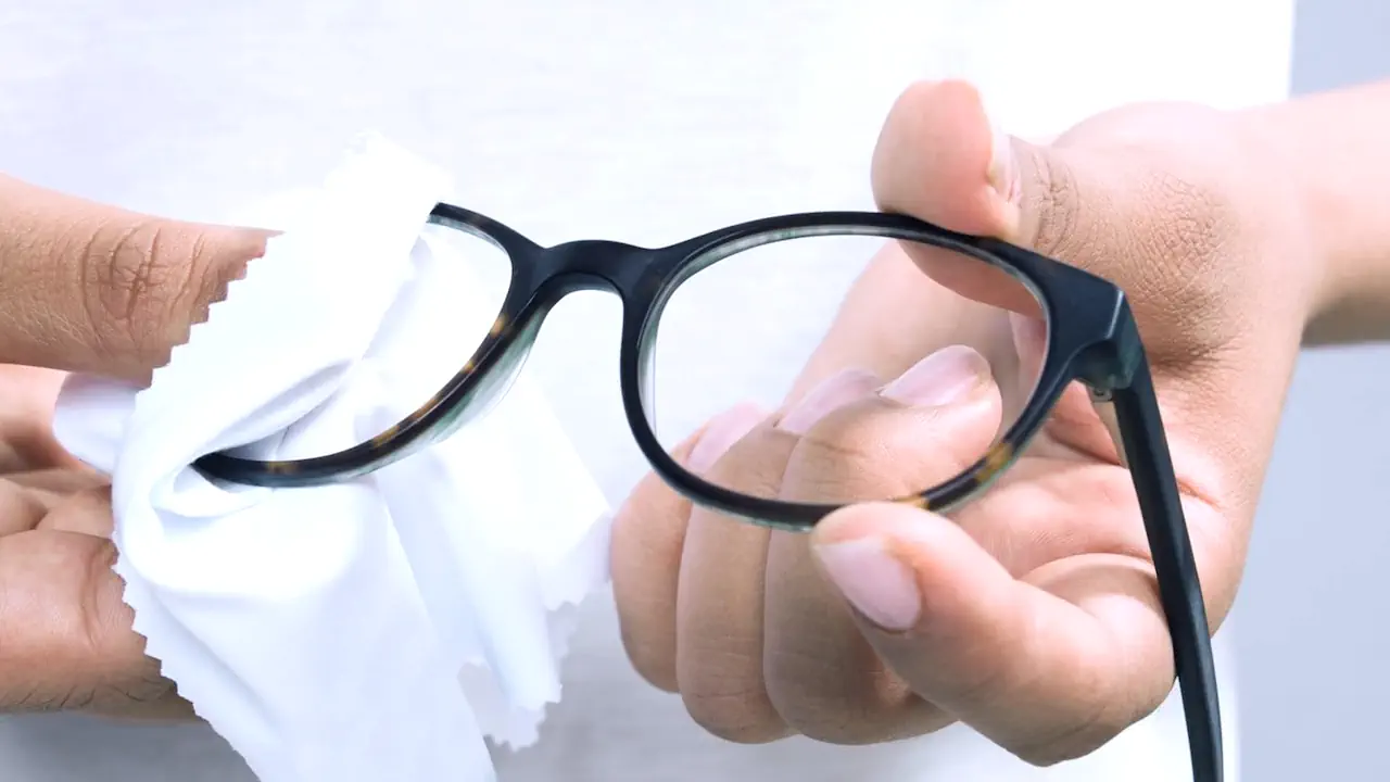 Bien nettoyer ses lunettes avec des produits adaptés permet de mieux profiter de la réalité virtuelle.