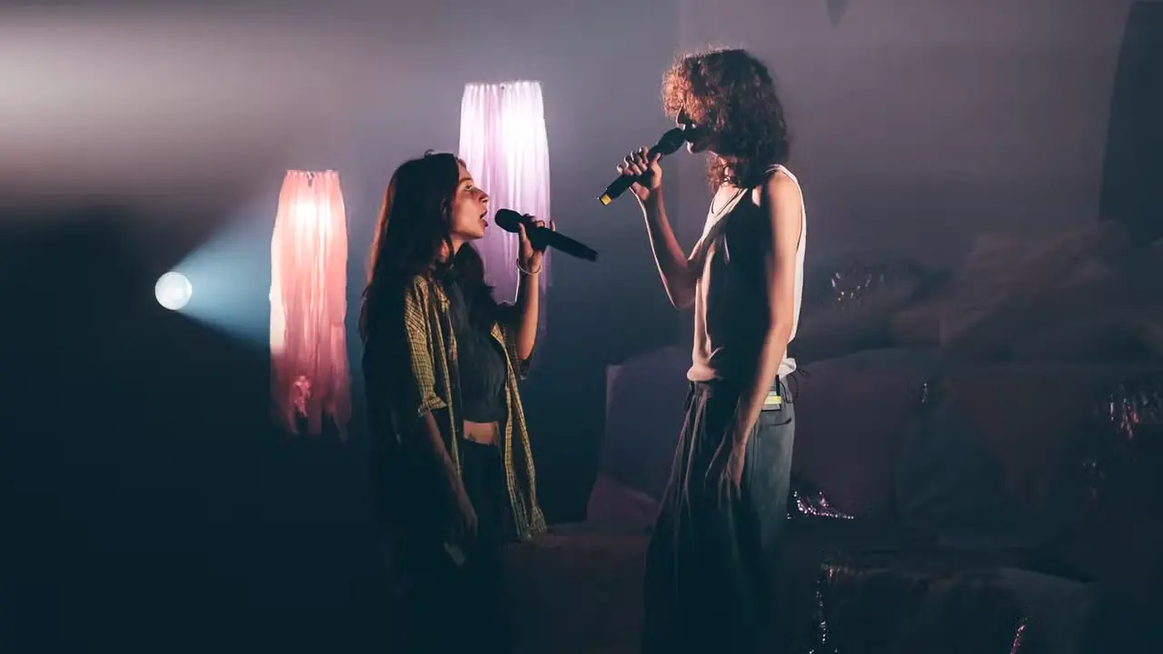 Né sur TikTok, le duo Candeur Cyclone a conquis le public avec ses vidéos cathartiques avant de s’imposer sur scène aux Trans Musicales 2024. Une ascension fulgurante et indépendante, saluée par la critique.