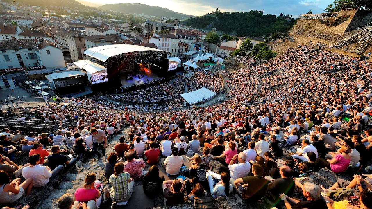 La crise des festivals touche toute l’Europe : baisse des soutiens publics, hausse des coûts et désaffection du public menacent leur pérennité. La France, riche en événements culturels, s'avère particulièrement exposée.
