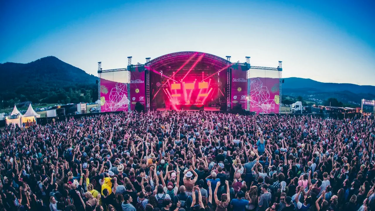 La baisse des subventions publiques fragilise les festivals, en particulier les plus petits, contraints de revoir leur programmation ou d’augmenter leurs tarifs. Ce désengagement symbolise un recul des priorités culturelles au profit de logiques économiques.