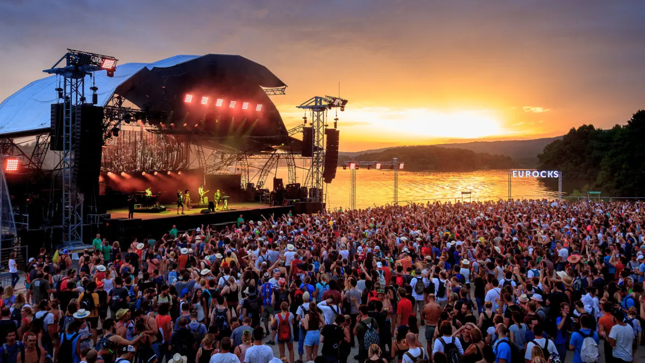 Derrière l’ambiance festive des festivals en France se cache une réalité plus fragile : deux sur trois sont déficitaires. Malgré leur succès apparent, ces événements culturels traversent une crise économique et structurelle.