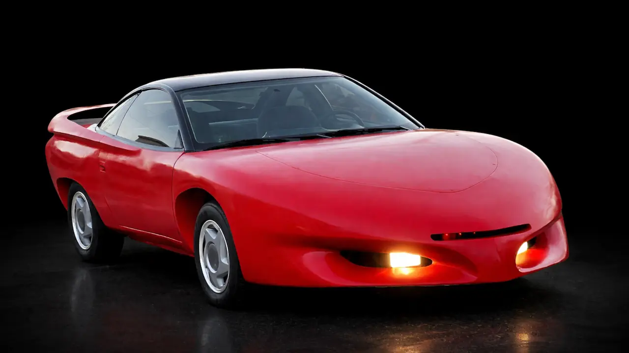 Dans K 2000 : La Nouvelle Arme, KITT s'offre un nouveau design.