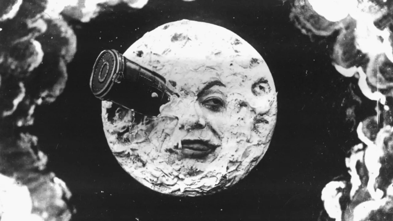 Wikiflix donne accès à plus de 4 200 films rares retraçant l’histoire du cinéma. Parmi eux, Le Voyage dans la Lune de 1902, chef-d’œuvre visionnaire de Méliès, figure aux côtés d'autres classiques du muet.