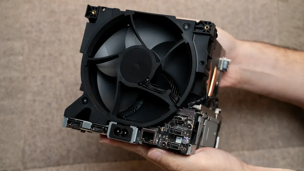 La Steam Machine s’appuie sur une architecture AMD partiellement sur mesure, combinant un CPU Zen 4 économe et un GPU RDNA 3 calibré pour le jeu en salon. Valve privilégie ici un équilibre entre performances, silence et consommation, visant le 1440p natif et la 4K via l’upscaling.