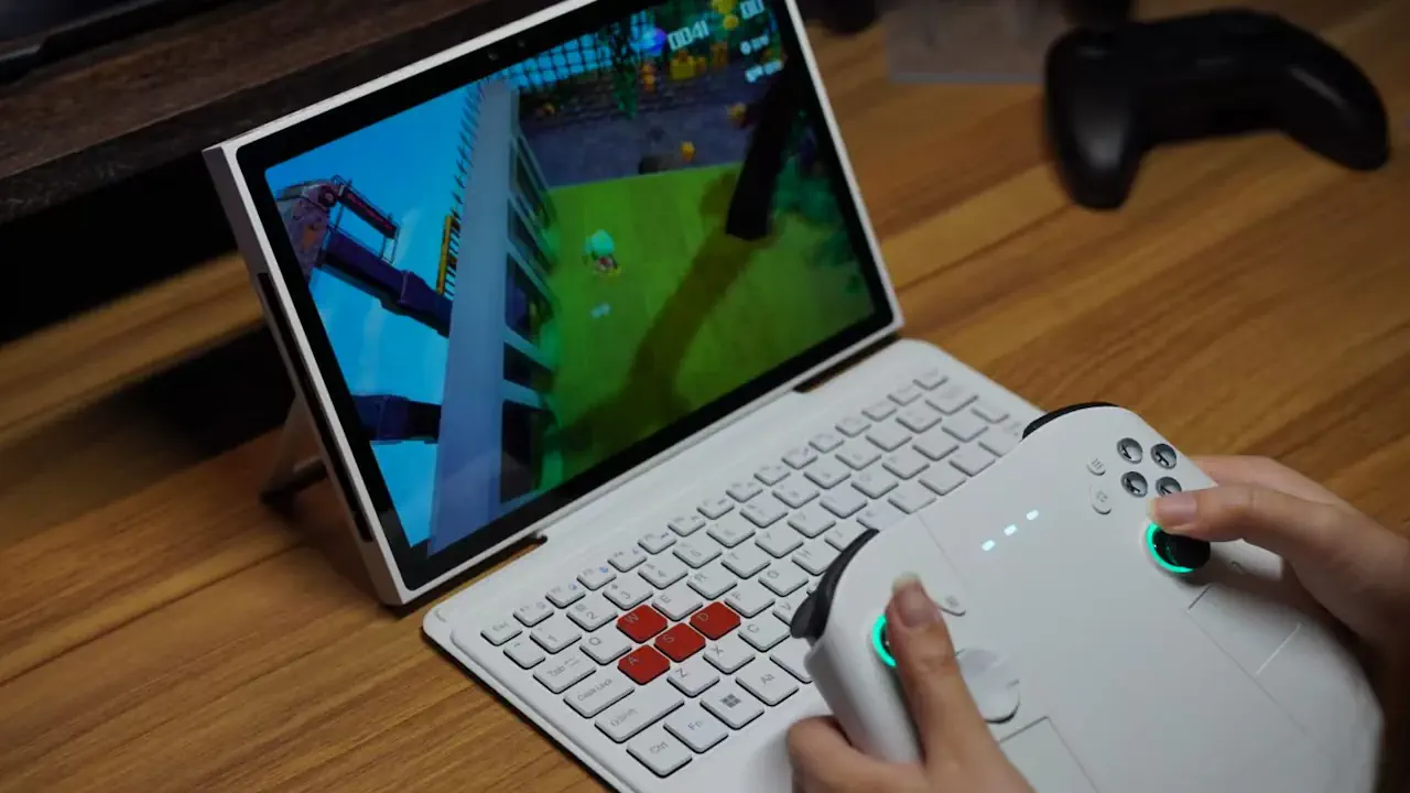 L'Abxylute 3D One intègre des manettes détachables façon Switch, avec sticks Hall effect, gâchettes analogiques et pavés tactiles. Un design pensé pour un usage en mode tablette avec manettes séparées.