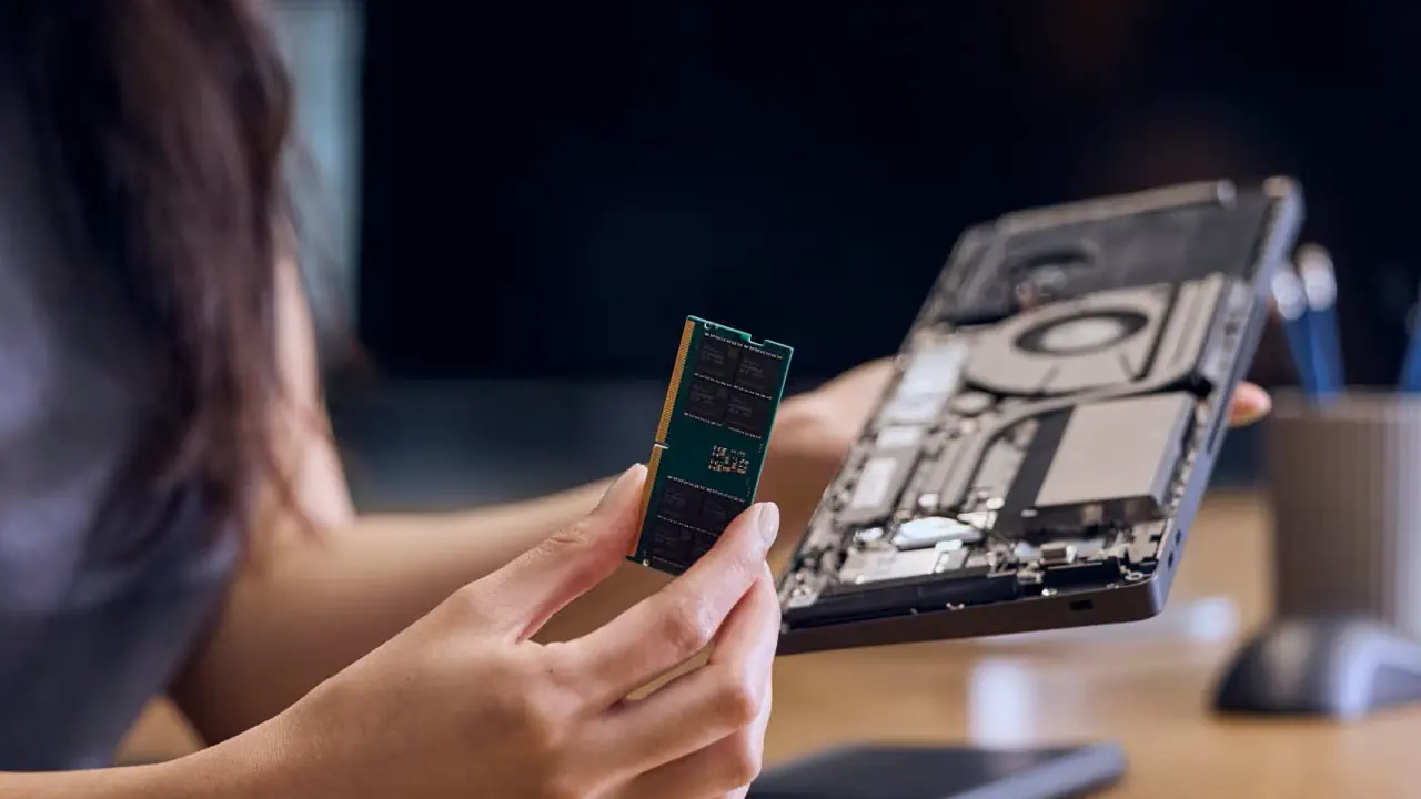 Le HP EliteBoard G1a Next Gen propose jusqu’à 64 Go de RAM DDR5 et un SSD NVMe jusqu’à 2 To, facilement remplaçable. Il offre puissance et modularité pour les pros mobiles en environnement flex office ou poste fixe discret.