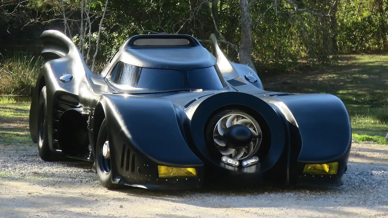 La Batmobile (Batman, 1989) est une voiture emblématique du cinéma au design long, bas et agressif, créée spécialement pour incarner l’univers sombre de Gotham City. Cette voiture mythique du cinema renforce l’image intimidante du justicier face au Joker.