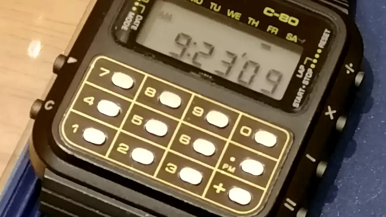 Avec la Casio C-80, la miniaturisation électronique atteint un nouveau sommet grâce à l’intégration d’un clavier complet dans un boîtier de montre. Son Finger Touch System (FTS) analyse les pressions simultanées pour corriger les erreurs et garantir une saisie fiable malgré la taille réduite des touches.