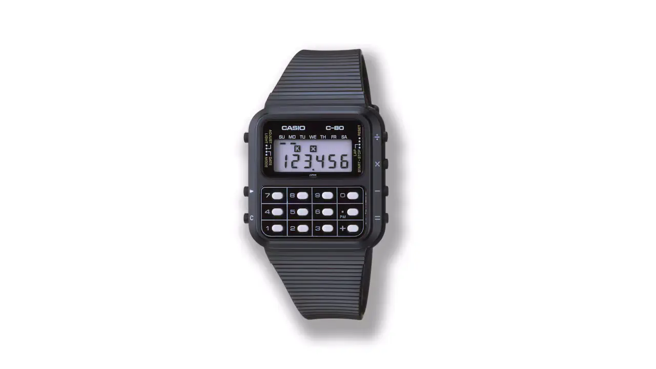 En 1980, Casio révolutionne l’horlogerie électronique avec la C-80, première montre-bracelet intégrant une véritable calculatrice. Alliant affichage de l’heure et calculs arithmétiques dans un format compact, elle incarne le savoir-faire historique de la marque en électronique.