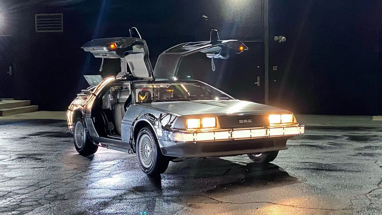 La DeLorean DMC-12 (Retour vers le futur) est une voiture emblématique du cinéma, transformée en machine à voyager dans le temps grâce à son convecteur temporel. Avec ses portes papillon et son design futuriste, cette voiture culte du cinema devient mythique lorsqu’elle atteint 88 miles/h.