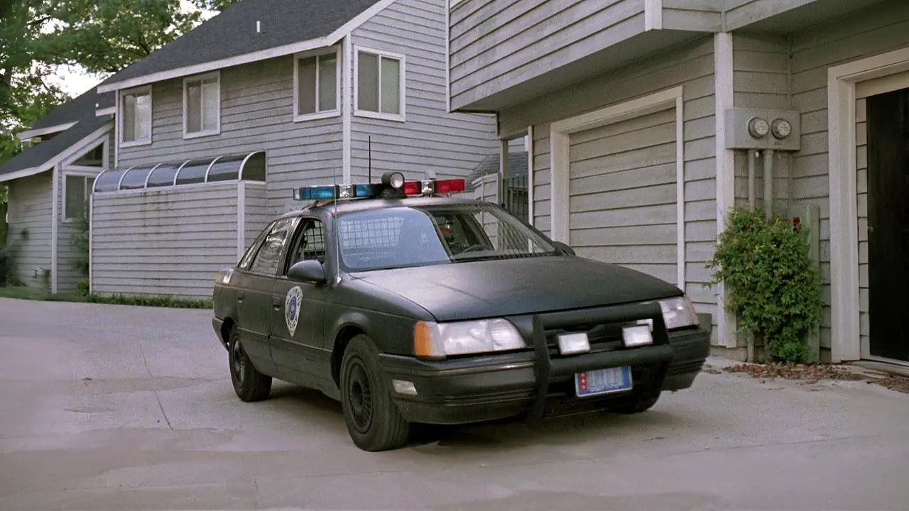 Un policier grièvement blessé devient un cyborg chargé de faire régner l’ordre dans un Detroit dystopique dominé par les mégacorporations. La Ford Taurus LX futuriste, véritable icône du cinéma, incarne une voiture de police militarisée au style froid et industriel.