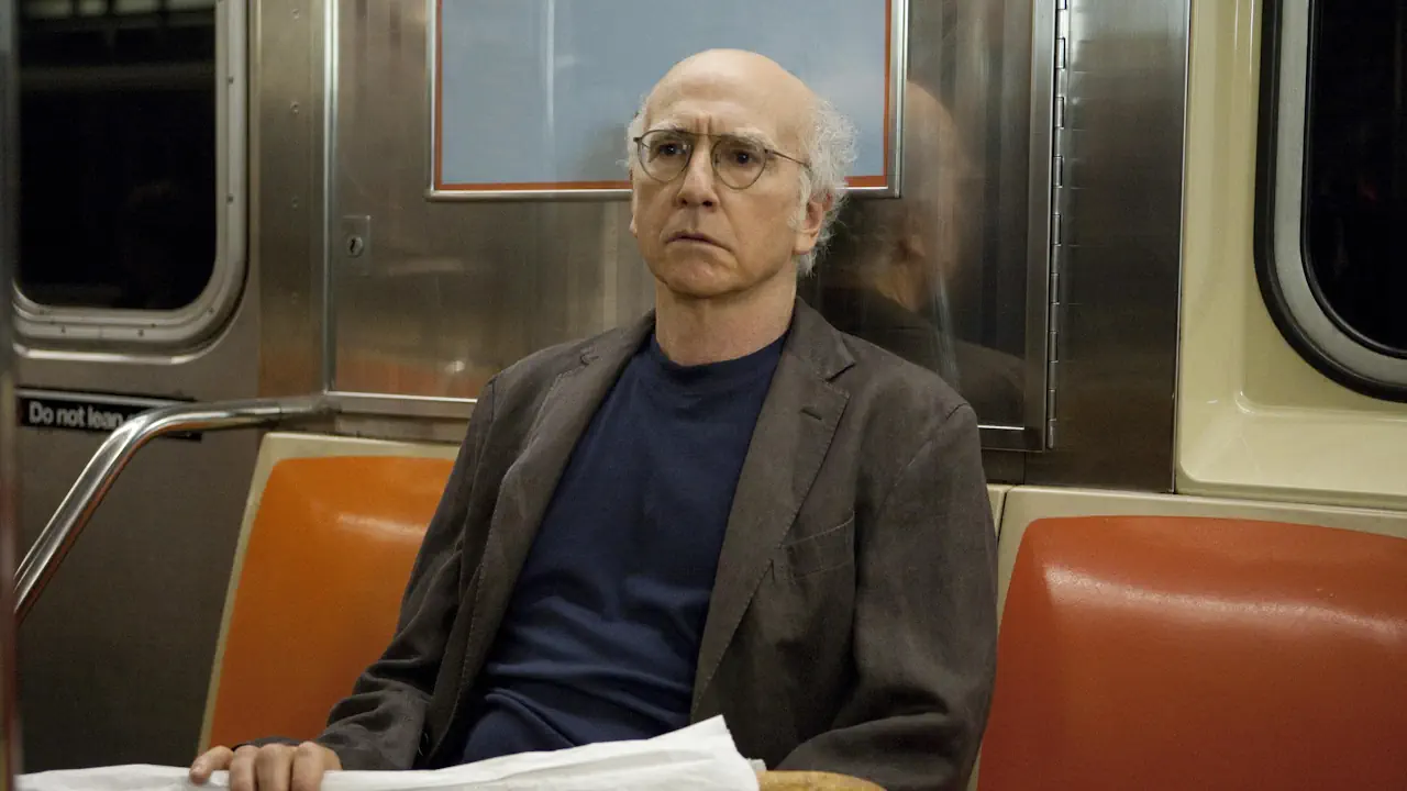 Adopter le normcore consiste à privilégier des basiques polyvalents et des teintes neutres, en recherchant avant tout confort, qualité et simplicité. À l’image des silhouettes sobres de Larry David, l’essentiel est de viser un naturel crédible plutôt qu’un look trop composé.