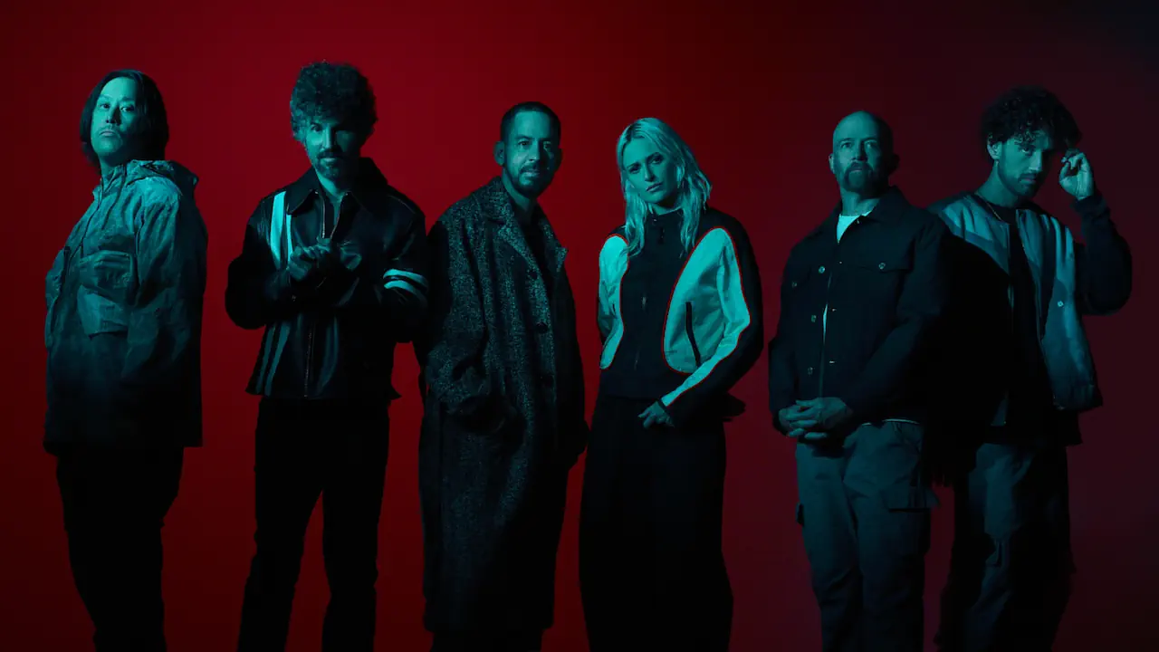 Depuis 2023, Linkin Park réunit ses membres historiques autour de Mike Shinoda, Brad Delson, Joe Hahn et Dave « Phoenix » Farrell. La formation accueille désormais Emily Armstrong au chant et Colin Brittain à la batterie, ouvrant un nouveau chapitre pour le groupe.