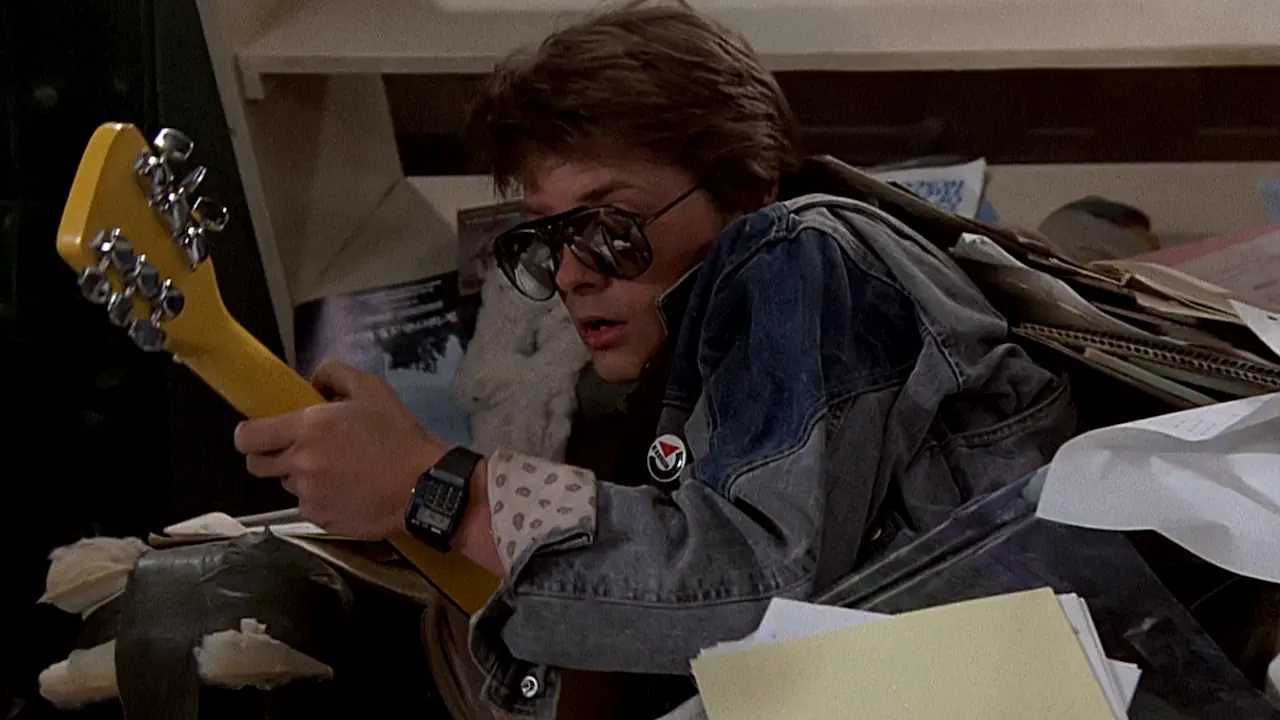 Au cinéma, la montre calculatrice devient iconique lorsque Marty McFly en porte une dans Retour vers le futur, symbole de modernité et d’innovation. Même si le modèle exact diffère de la Casio C-80, cette apparition renforce durablement l’image futuriste de la montre calculatrice.