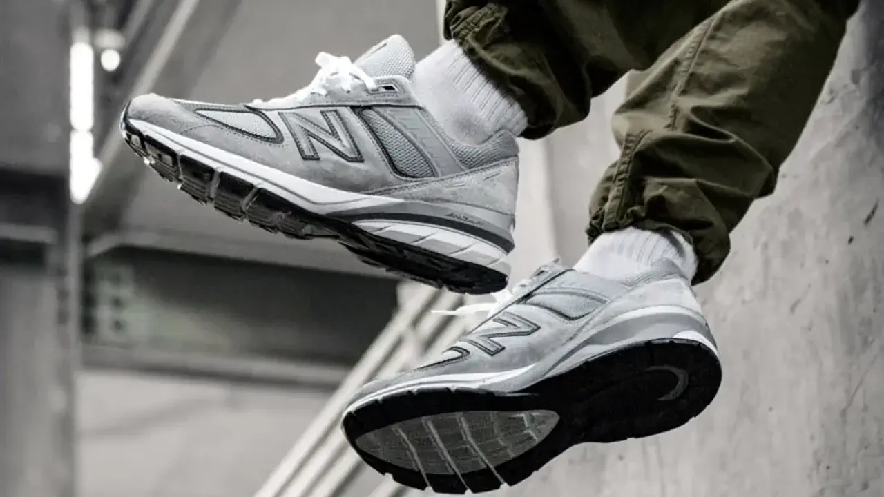 Le normcore naît comme un état d’esprit privilégiant l’adaptation, la fonctionnalité et la discrétion plutôt qu’une identité vestimentaire marquée. Avec le temps, il devient une tendance reconnaissable, incarnée par des basiques comme les baskets New Balance, symboles d’un style simple devenu codifié.