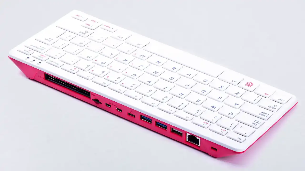 Le Raspberry Pi 400 offre une connectique complète avec ports micro HDMI, USB 3.0, Ethernet, Wi-Fi double bande et Bluetooth 5.0, misant sur la polyvalence plutôt que la puissance brute.