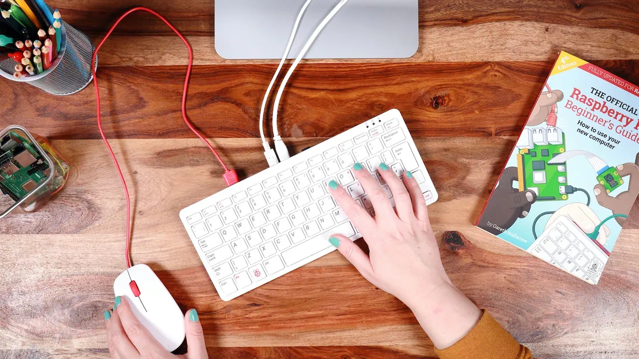 Pensé comme un PC bureautique accessible et éducatif, le Raspberry Pi 400 renoue avec le format clavier-ordinateur en misant sur la simplicité, loin des usages avancés ou professionnels.