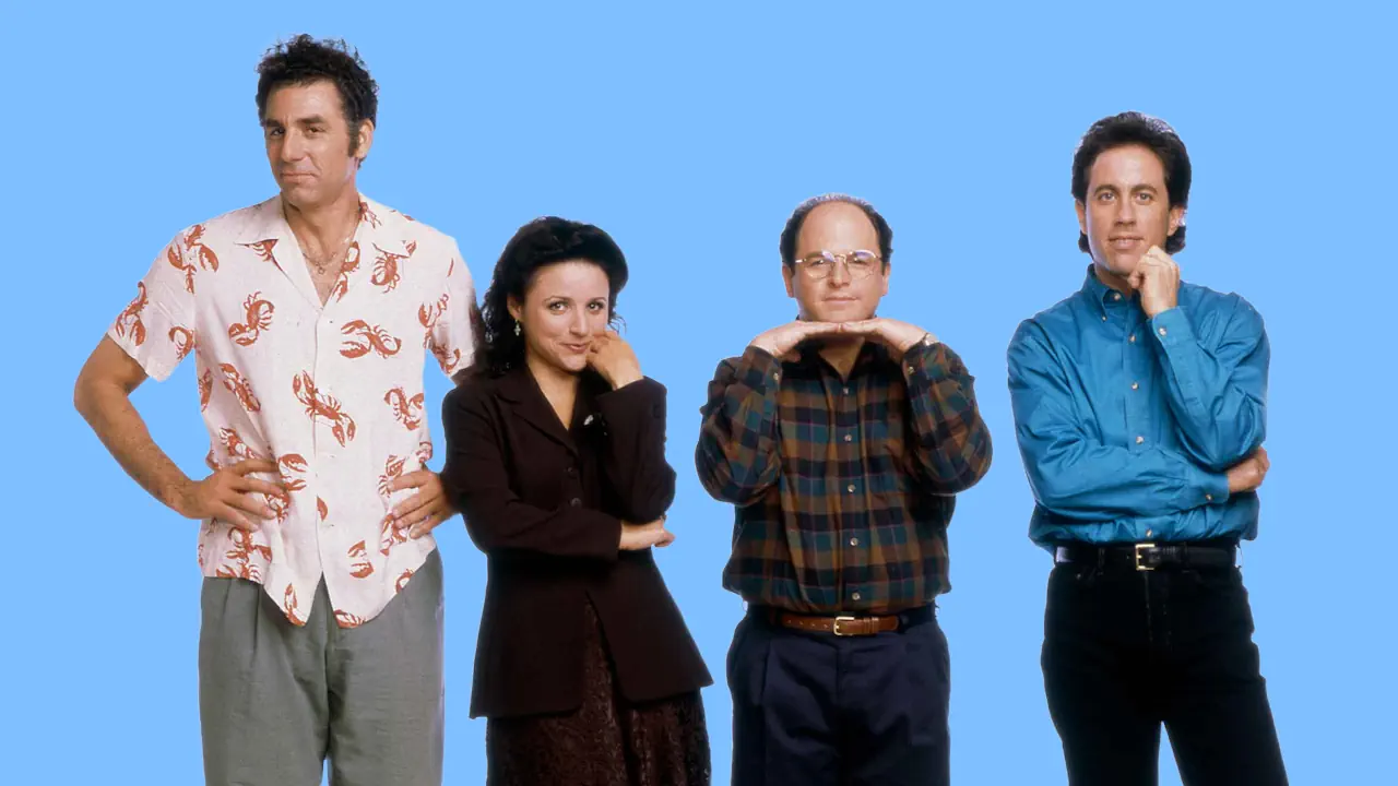 La série Seinfeld est souvent citée comme une référence esthétique du normcore, avec ses tenues simples composées de jeans, baskets blanches et polos neutres. Avec le recul, ces silhouettes fonctionnelles incarnent une normalité assumée devenue emblématique du style.