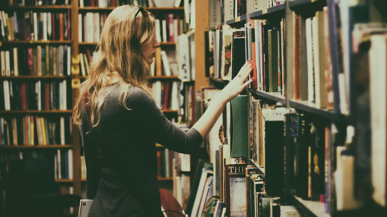 La bibliothèque redevient un lieu de refuge culturel dans l’analog lifestyle, propice à la lecture attentive et à la déconnexion volontaire. Elle incarne un rapport plus lent, plus intime et plus profond aux œuvres.