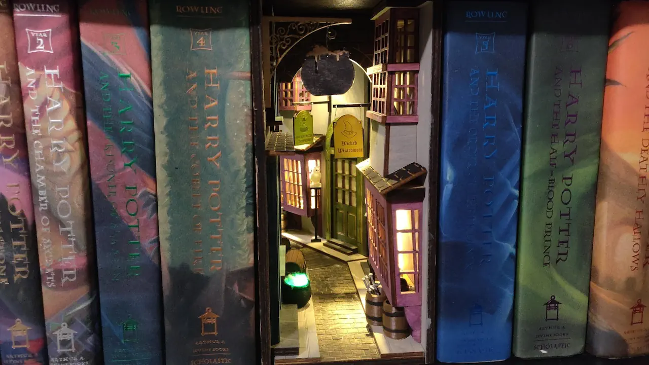 Le book nook prolonge les univers fictionnels en recréant en miniature des lieux emblématiques comme le Chemin de Traverse dans Harry Potter. Riche en détails et en atmosphère, chaque décor invite à l’évasion et stimule l’imaginaire.