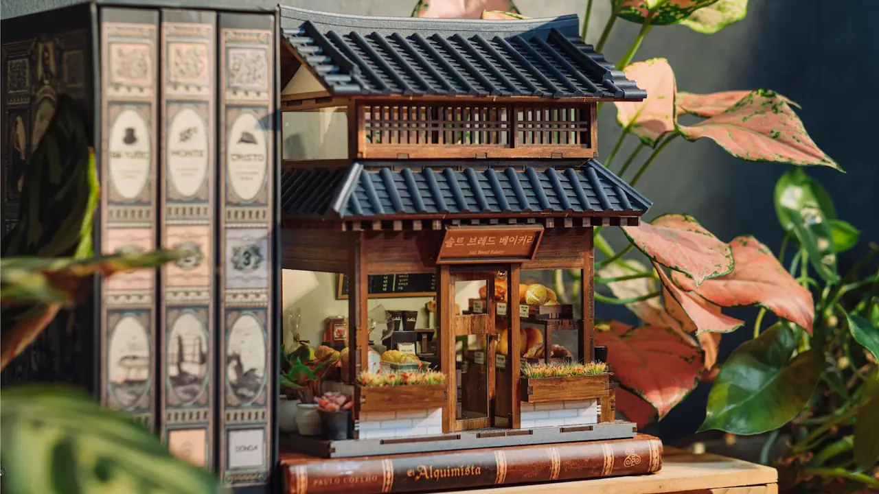 Le book nook sublime la bibliothèque en véritable décor narratif, apprécié autant par les lecteurs que par les amateurs de création. Certains modèles évoquent un décor traditionnel japonais, avec ruelle paisible, lanternes et architecture en bois, célébrant le livre comme objet d’art.