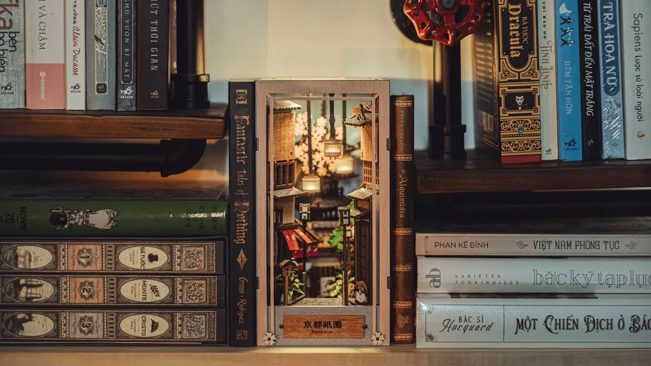 Apparu en 2018 grâce à l’artiste japonais Monde, le book nook transforme une étagère en ruelle miniature immersive. Le concept séduit rapidement des passionnés du monde entier et devient un phénomène international porté par la culture DIY.